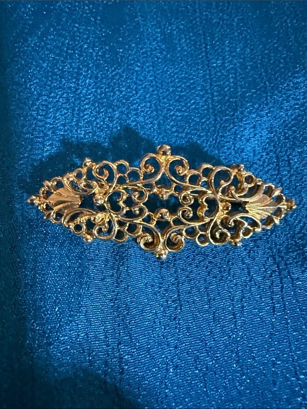 Vintage-Inspired Gold Filigree Brooch - Elegant Women's Jewelry